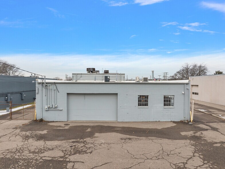 More Photos Of 1216-1218 Combermere Dr, Troy Warehouse For Lease