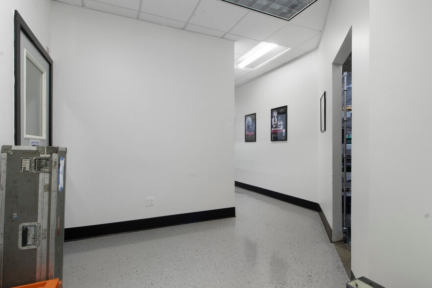 More Photos Of 2845 Tobey Dr, Indianapolis Flex For Lease