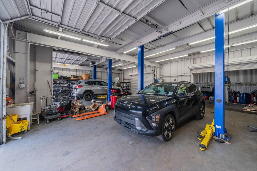 More Photos Of 14041 N Florida Ave, Tampa Auto Dealership For Sale
