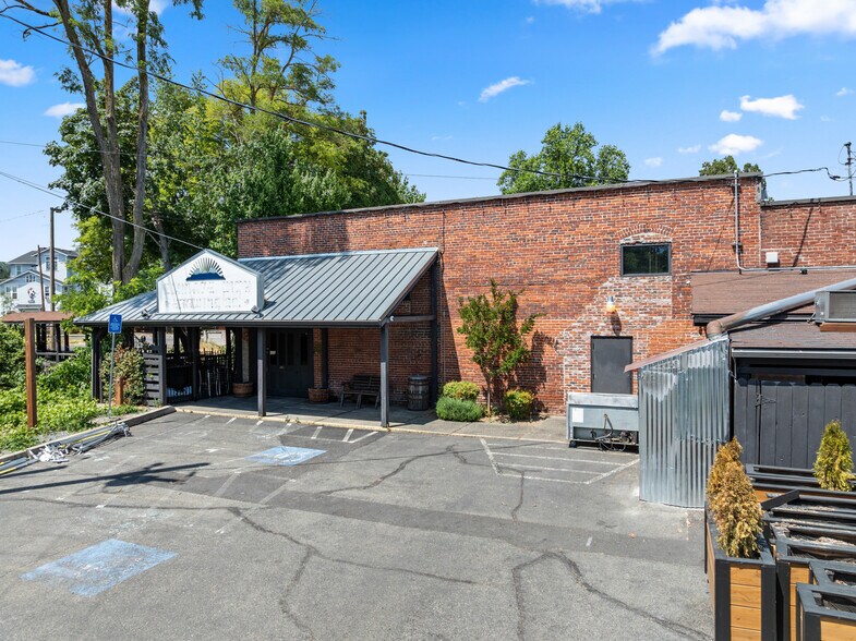 More Photos Of 509 SW G St, Grants Pass Restaurant For Sale