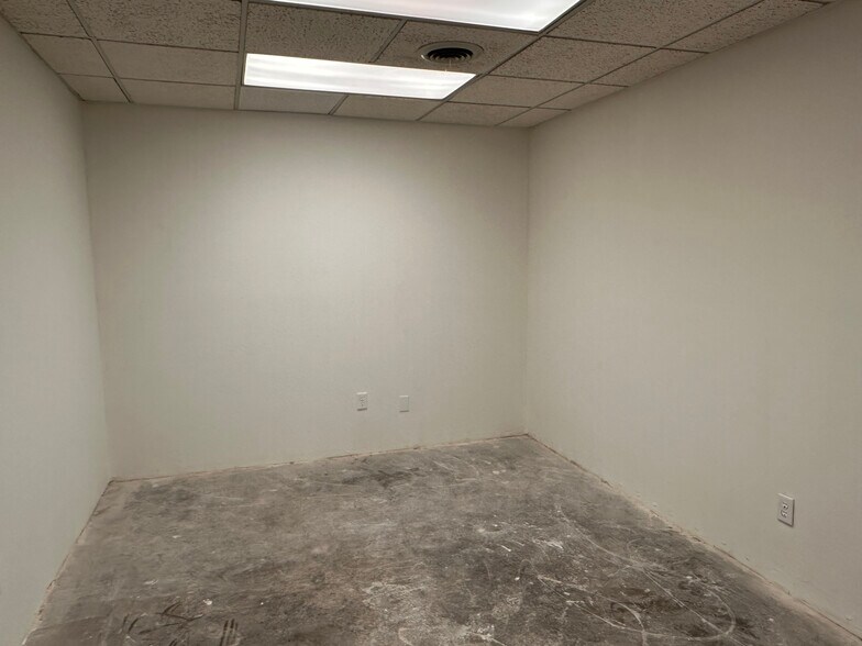 More Photos Of 1011 E 7th St, Odessa Office For Lease