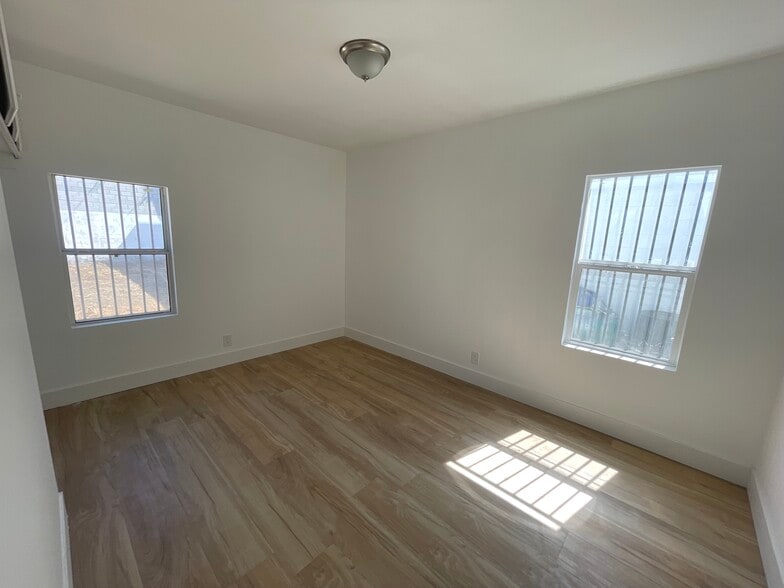 More Photos Of 16123 Wyandotte St, Van Nuys Service For Lease
