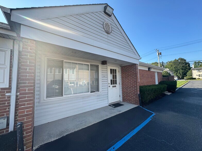 More Photos Of 200 E Main St, Smithtown Office For Lease