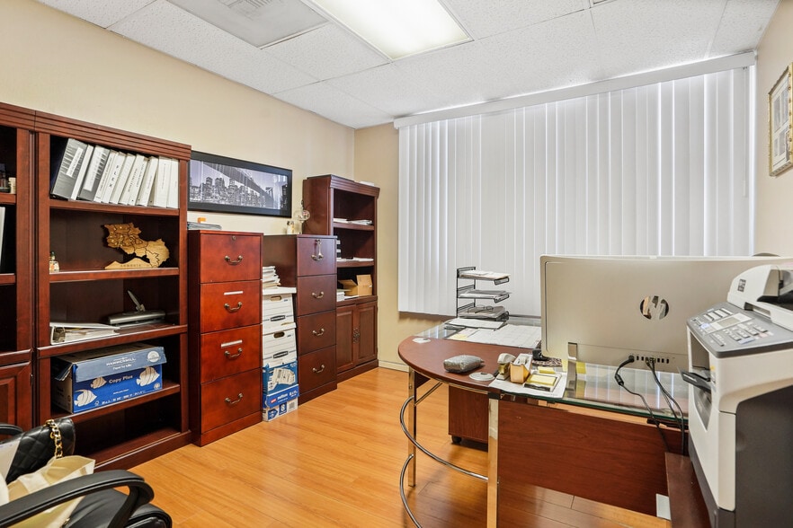 More Photos Of 6450 Bellingham Ave, North Hollywood Storefront Retail Office For Lease