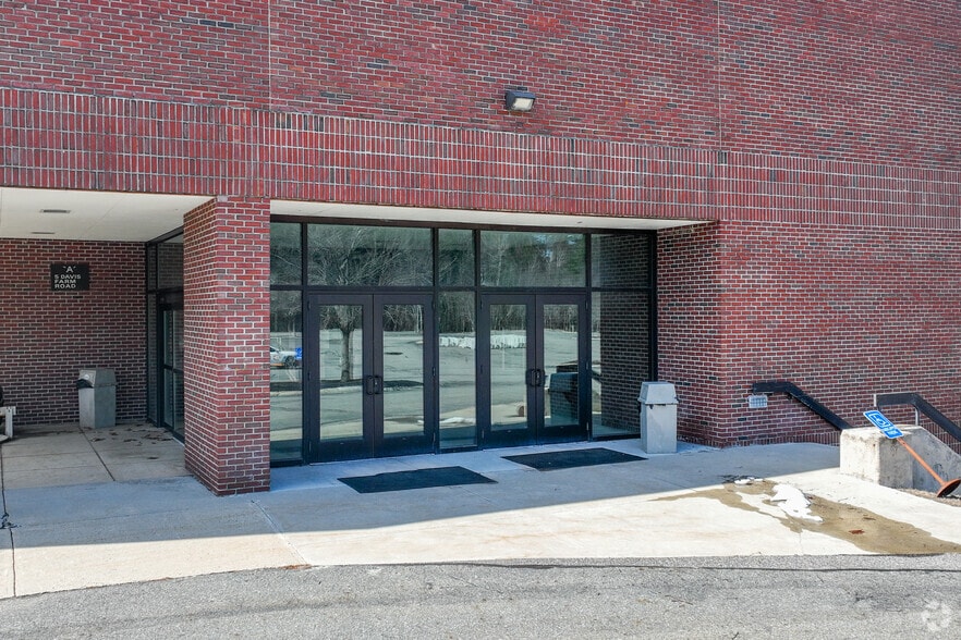 More Photos Of 5 Davis Farm Rd, Portland Office For Sale