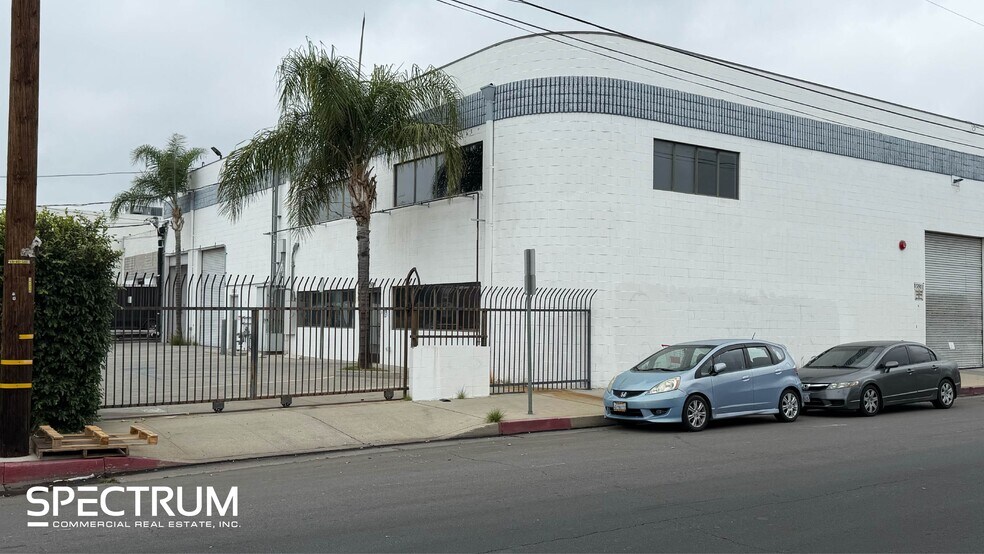 More Photos Of 15911 Arminta St, Van Nuys Manufacturing For Lease
