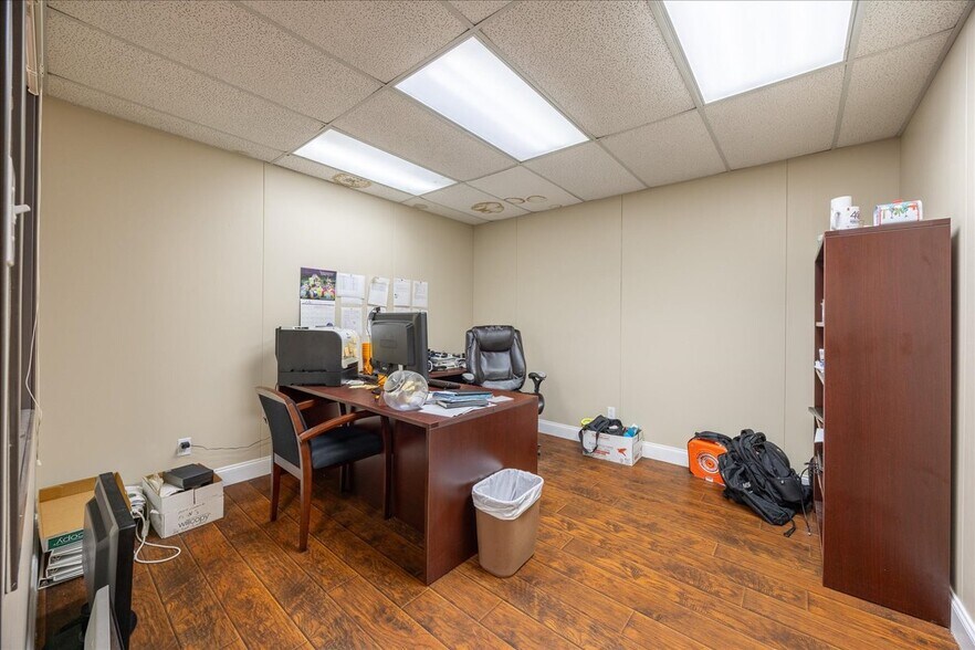 More Photos Of 812 Lexington Dr, Plano Office For Sale