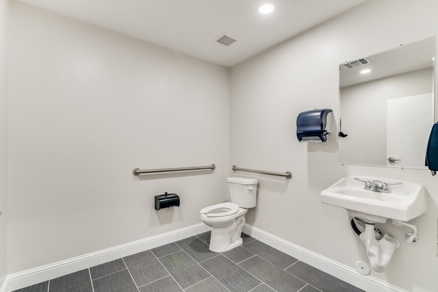 More Photos Of 1335 E Crosby Rd, Carrollton Medical For Lease