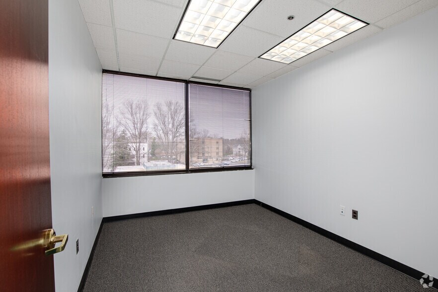 More Photos Of 1320 Old Chain Bridge Rd, McLean Office For Lease