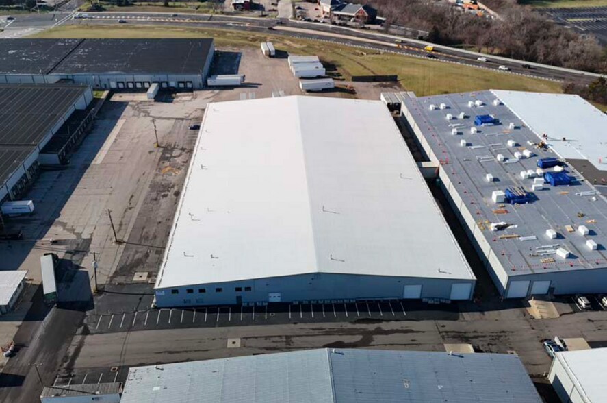 More Photos Of 11027 Kenwood Rd, Blue Ash Warehouse For Lease
