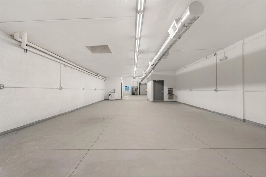 More Photos Of 7018 1/2 Darby Ave, Reseda Industrial For Lease