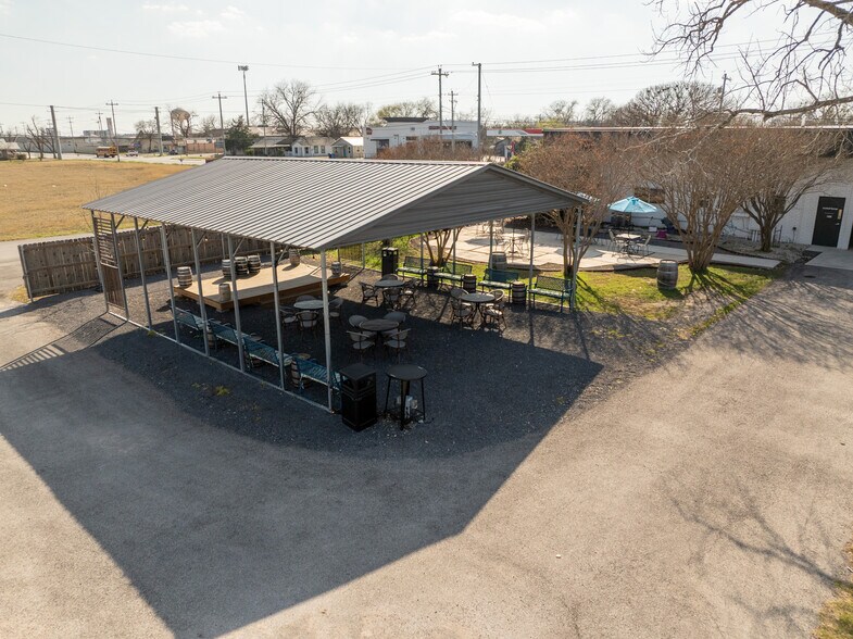 More Photos Of 1711 N Austin St, Seguin Showroom For Sale