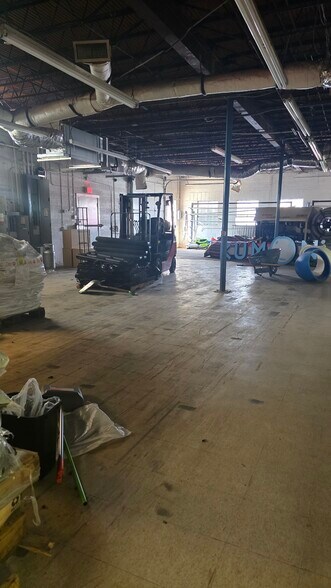More Photos Of 602-604 E Davis St, Grand Prairie Light Manufacturing For Sale