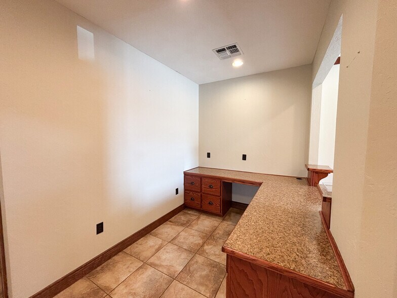 More Photos Of 2627 W Republic Rd, Springfield Office For Lease