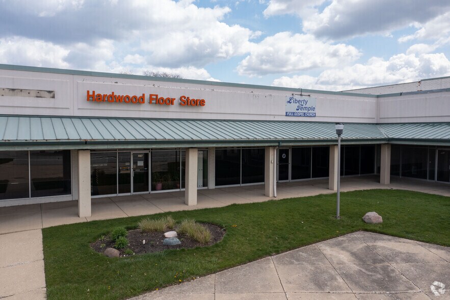 More Photos Of 350 S Bolingbrook Dr, Bolingbrook Unknown For Lease