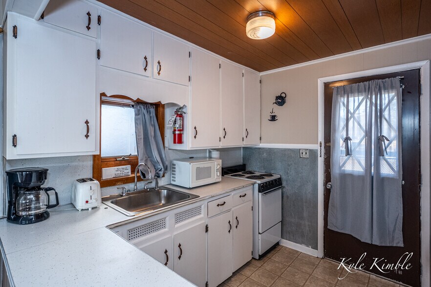 More Photos Of 104 W Houghton Lake Dr, Prudenville Hotel For Sale