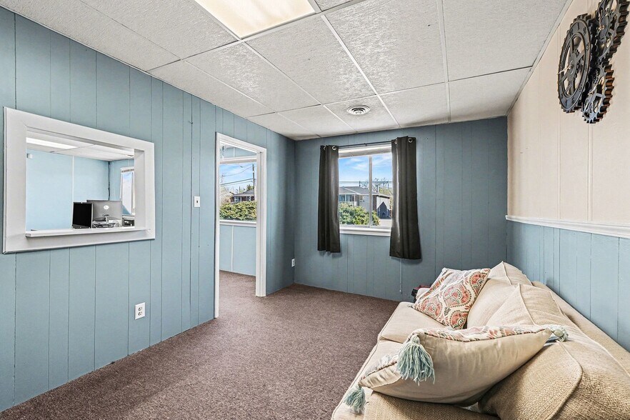 More Photos Of 827 Bowen St, Longmont Industrial For Sale