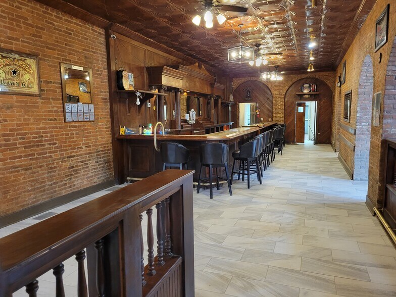 More Photos Of 90 E Jefferson St, Franklin Specialty For Lease