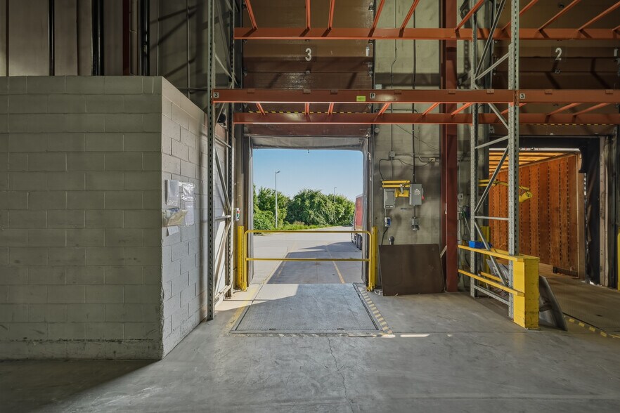 More Photos Of 2001-2045 Drew Rd, Mississauga Warehouse For Lease