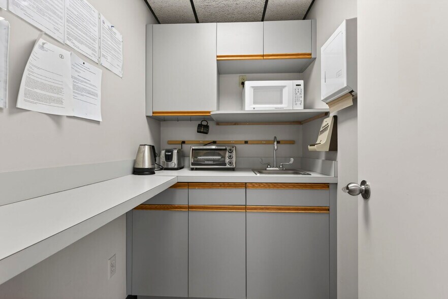 More Photos Of 24 Stickney Ter, Hampton Office For Sale