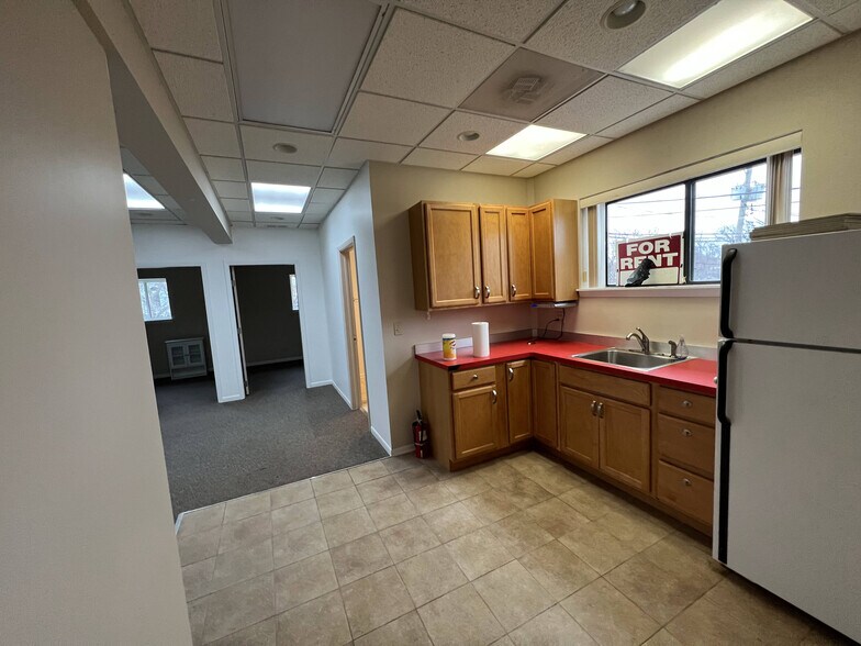 More Photos Of 6575-6577 N Avondale Ave, Chicago Service For Lease