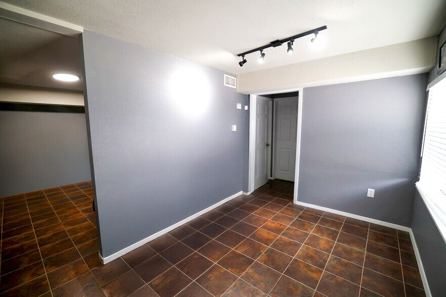 More Photos Of 415 Topeka Ave, Justin Warehouse For Sale