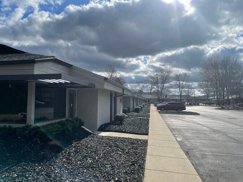 More Photos Of 600 Houze Way, Roswell Medical For Lease