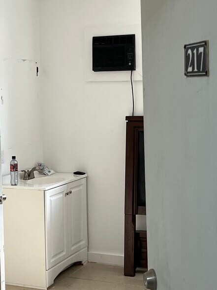 More Photos Of 627-637 W Flagler St, Miami Hotel For Sale