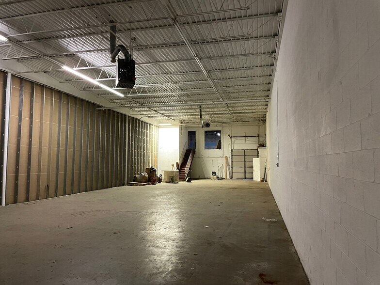 More Photos Of 150 W 88th St, Bloomington Light Distribution For Lease