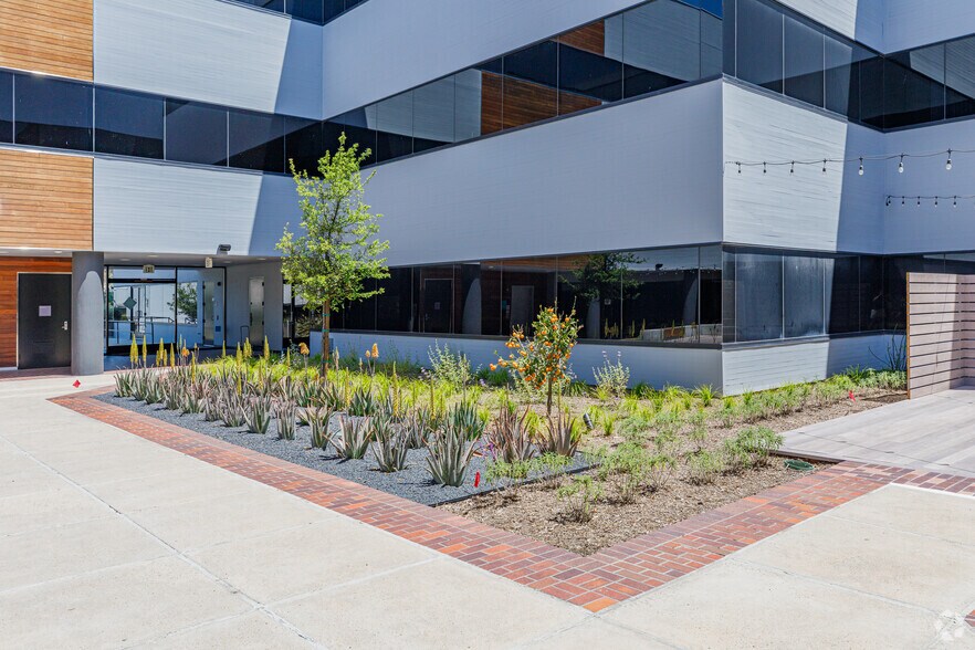 More Photos Of 10089 Willow Creek Rd, San Diego Office For Lease