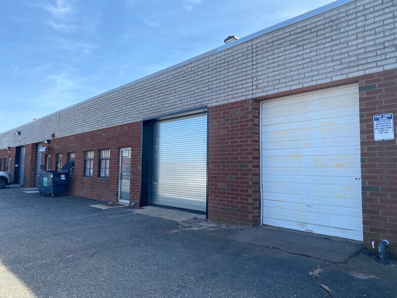 More Photos Of 181 E Industry Ct, Deer Park Warehouse For Lease