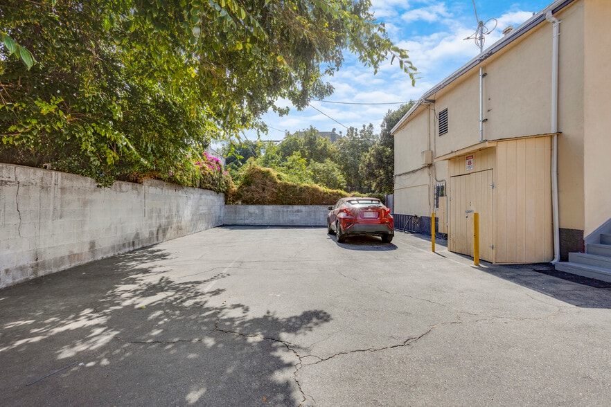 More Photos Of 1143 W 28th St, Los Angeles Multifamily For Sale