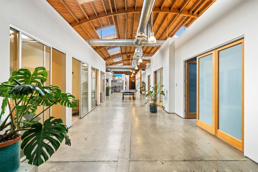 More Photos Of 2014-2058 Broadway, Santa Monica Loft Creative Space For Lease