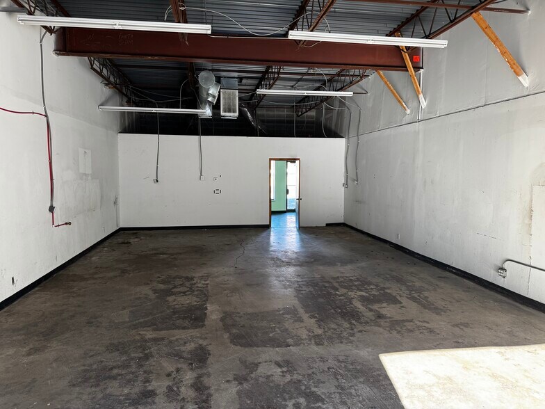 More Photos Of 1600 S Noland Rd, Independence Light Distribution For Lease