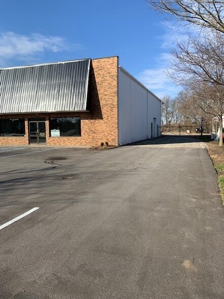 More Photos Of 2015 Family Cir, Lexington Freestanding For Lease