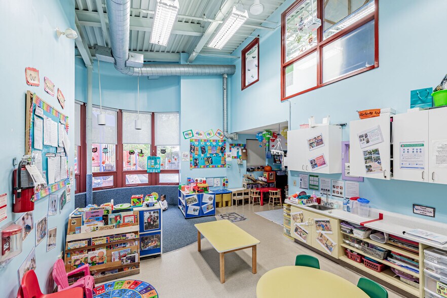 More Photos Of 33 Kern Rd, Toronto Light Distribution For Sale