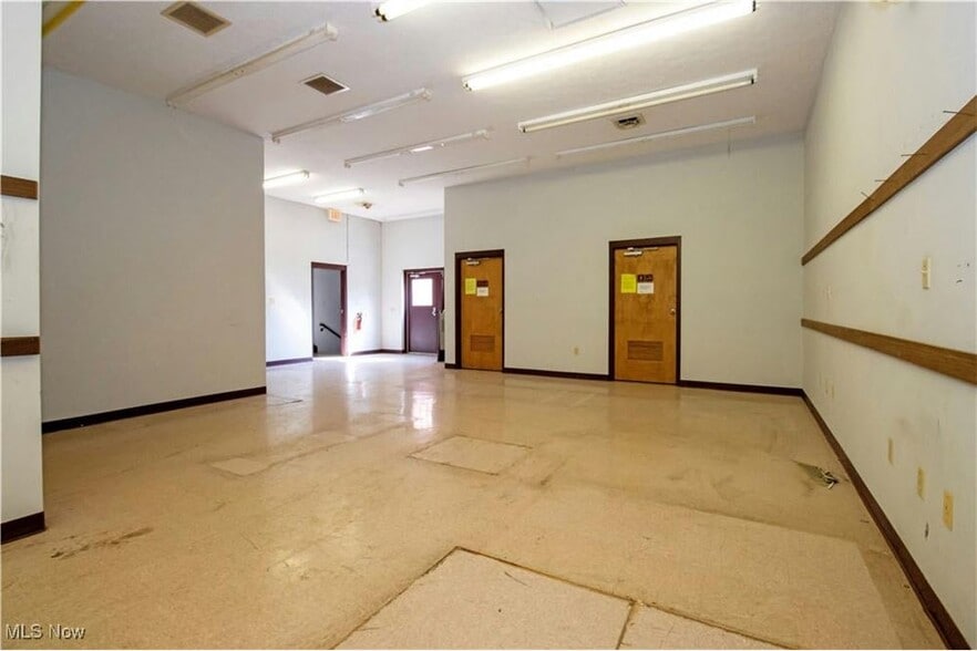 More Photos Of 390 E Wood St, Shreve Flex For Sale