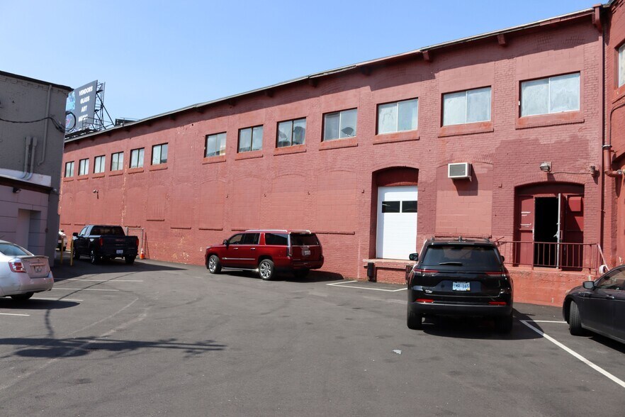 More Photos Of 25 Esten Ave, Pawtucket Showroom For Lease
