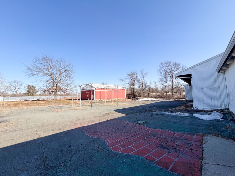 More Photos Of 147 Meriden Rd, Middlefield Garden Center For Sale