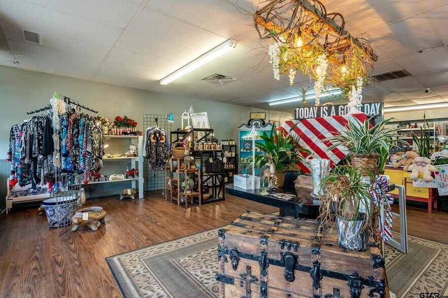 More Photos Of 114 W Broad St, Mineola Storefront For Sale