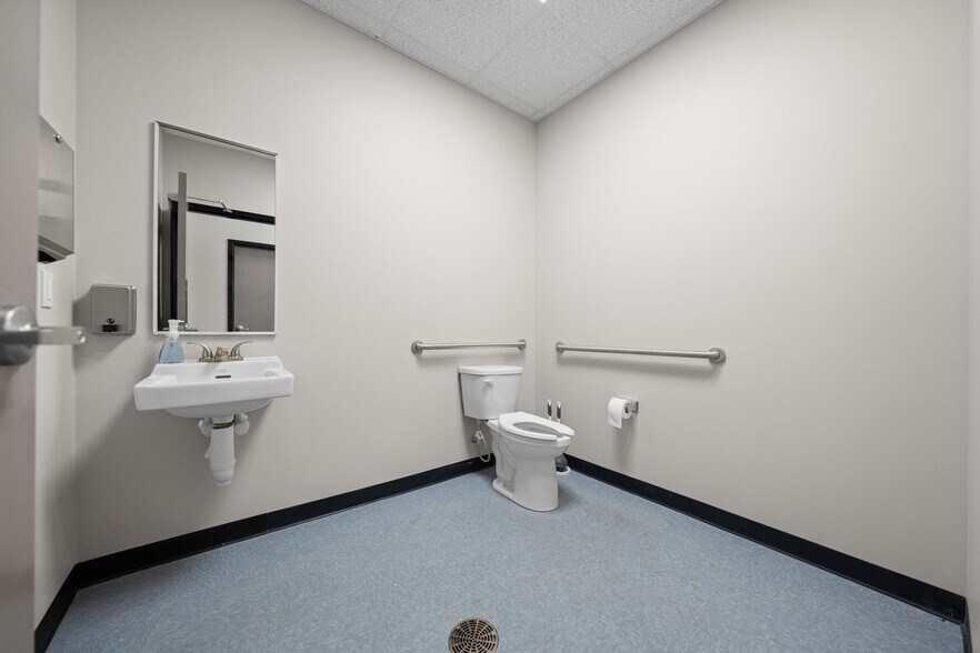 More Photos Of 1170 Dunlop Ln, Clarksville Industrial For Lease