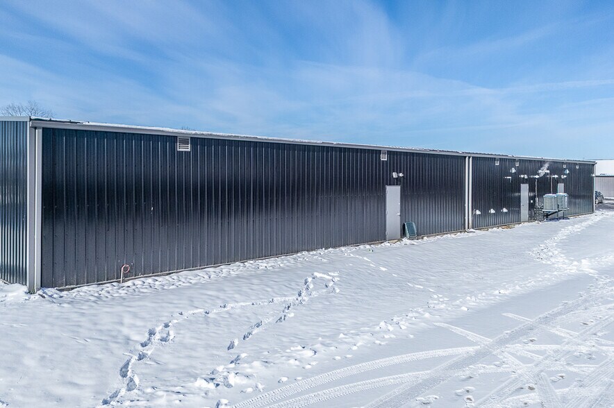More Photos Of 1186 N Shawano St, New London General Retail For Lease