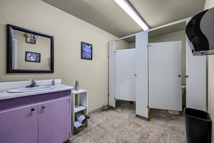 More Photos Of 1411 Southland Dr, Gainesville Flex For Sale