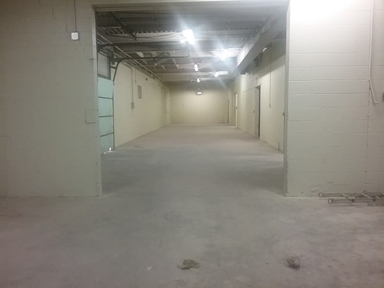 More Photos Of 70 Pitney Rd, Lancaster Warehouse For Lease