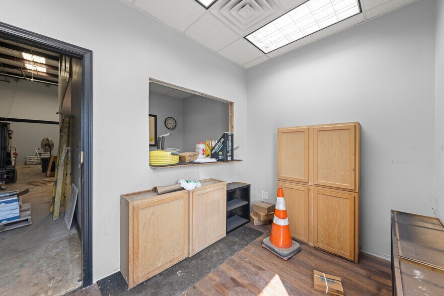 More Photos Of 25553 Wolf's Crossing Rd, Plainfield Warehouse For Lease