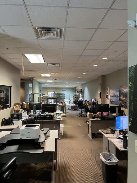 More Photos Of 547 Long Point Rd, Mount Pleasant Flex For Lease