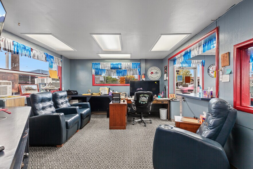 More Photos Of 2929 N Government Way, Coeur d'Alene Auto Dealership For Sale