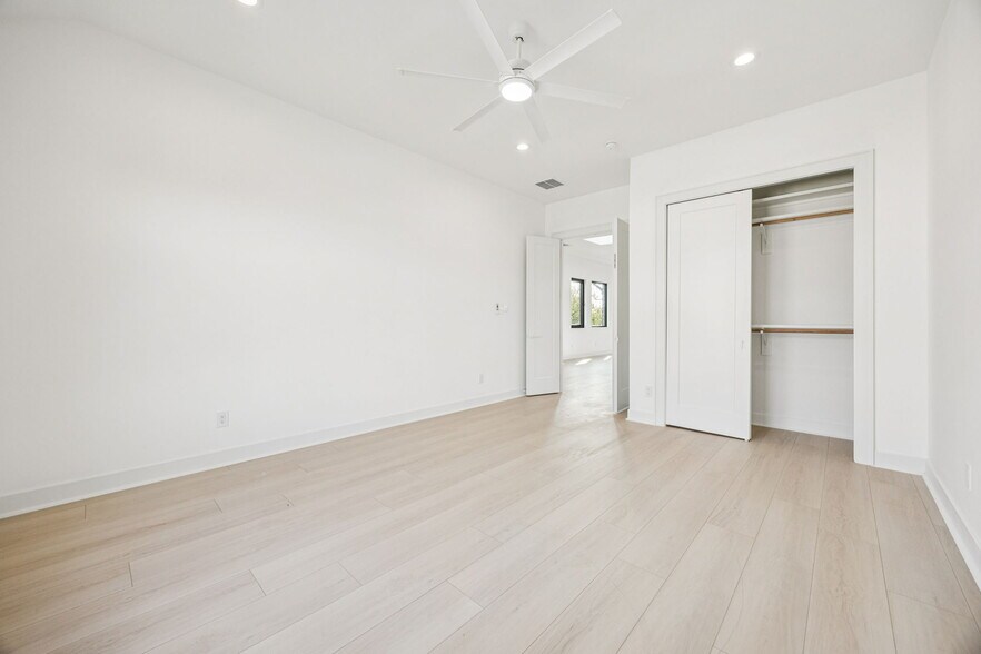 More Photos Of 446 Tyler St, Dallas Office For Sale