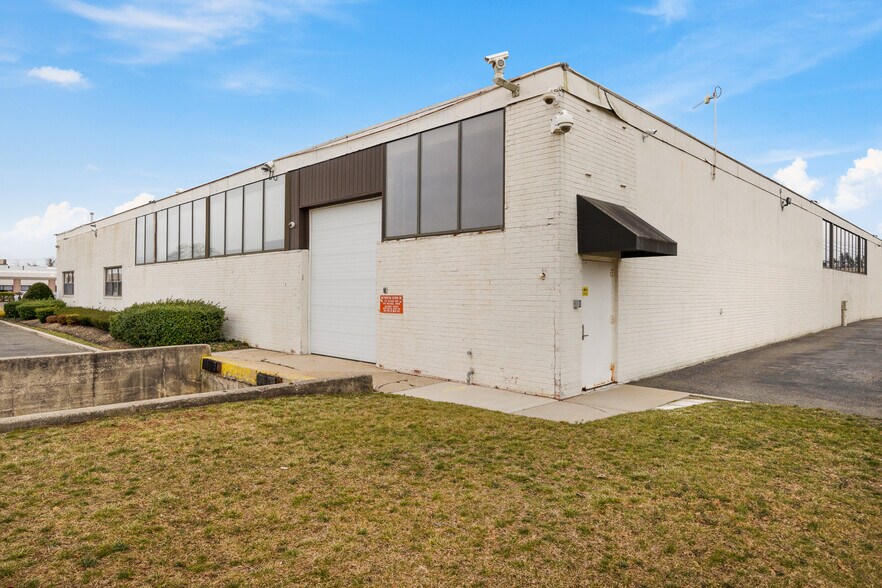 More Photos Of 170 Eileen Way, Syosset Flex For Lease