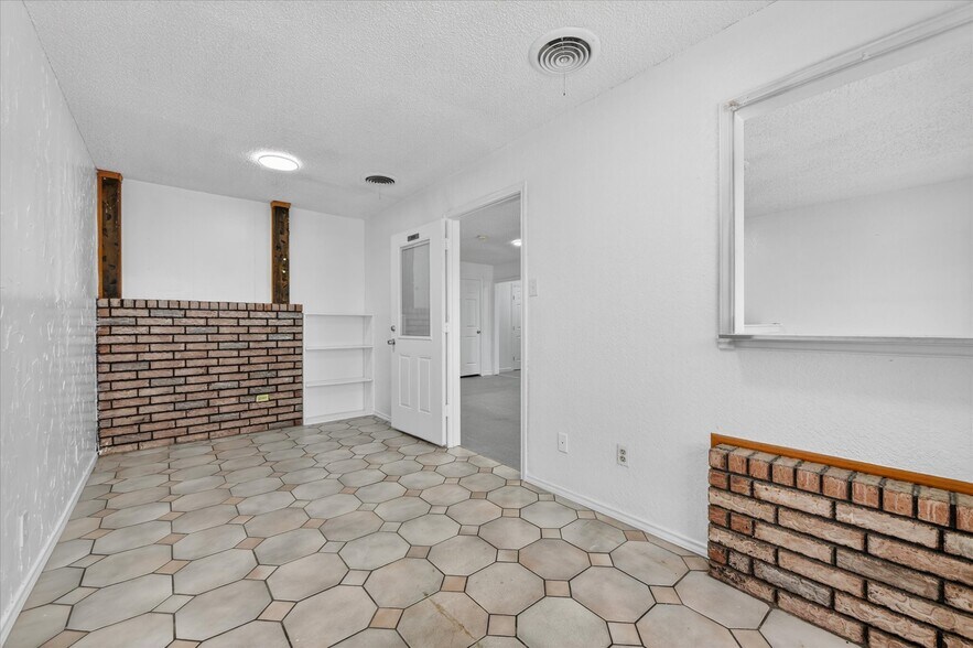 More Photos Of 936 E Highway 199, Springtown Freestanding For Sale